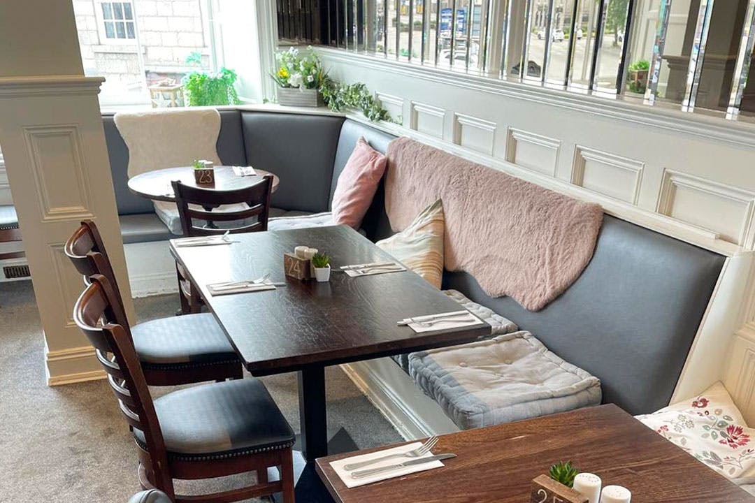 Edward's Bar & Restaurant