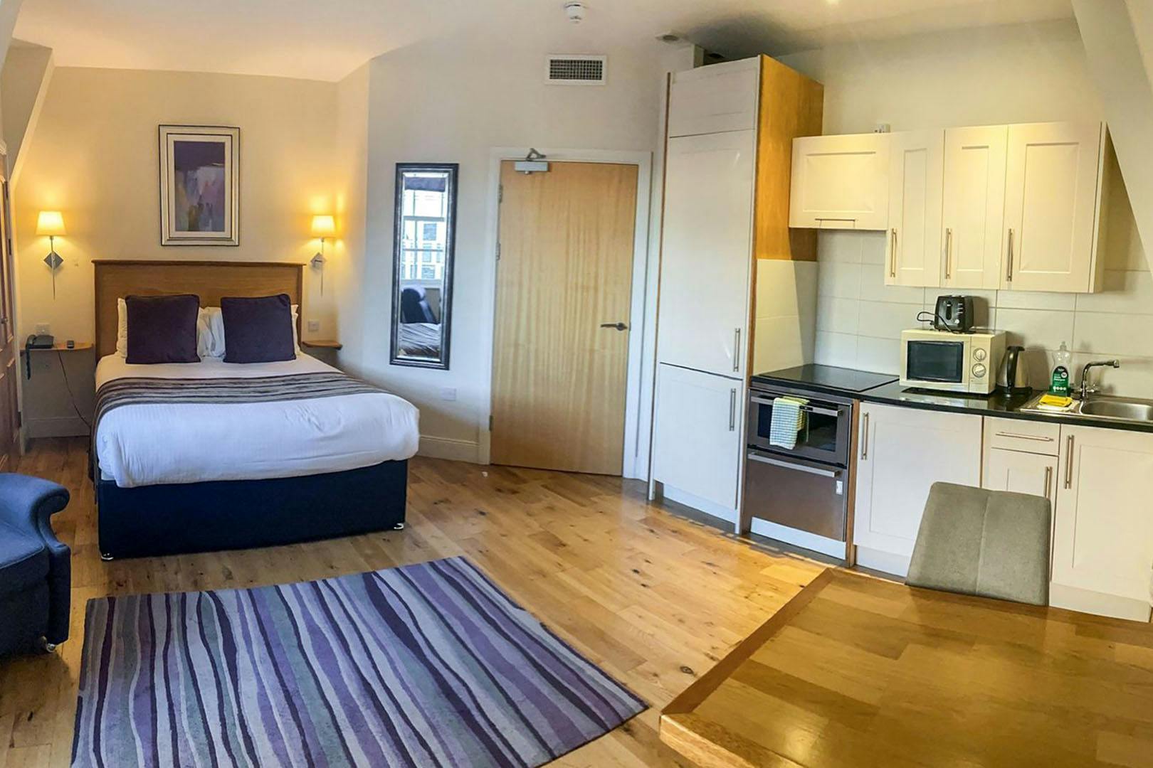 Royal Athenaeum Suites