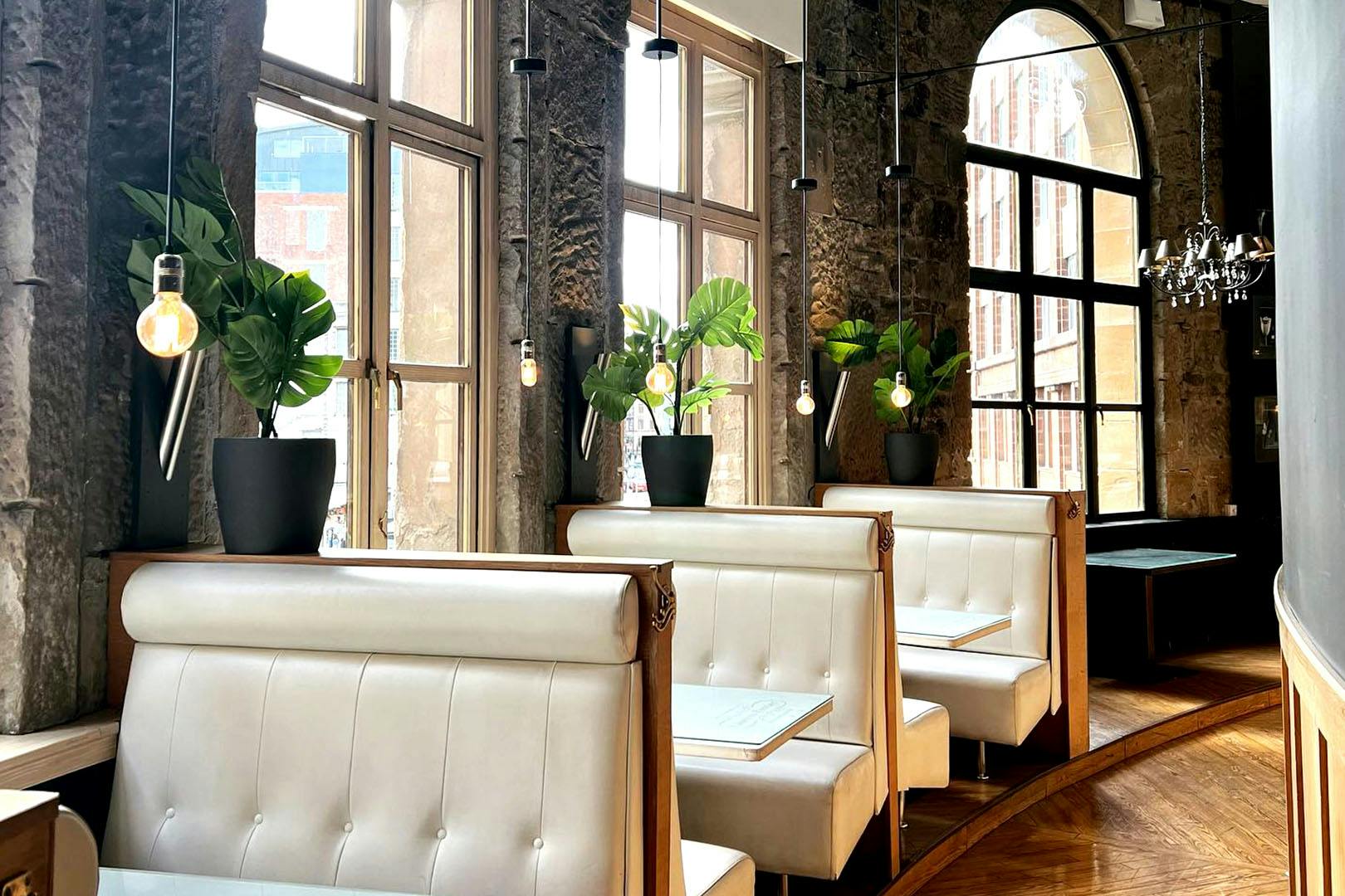 Metropolitan Bar & Restaurant