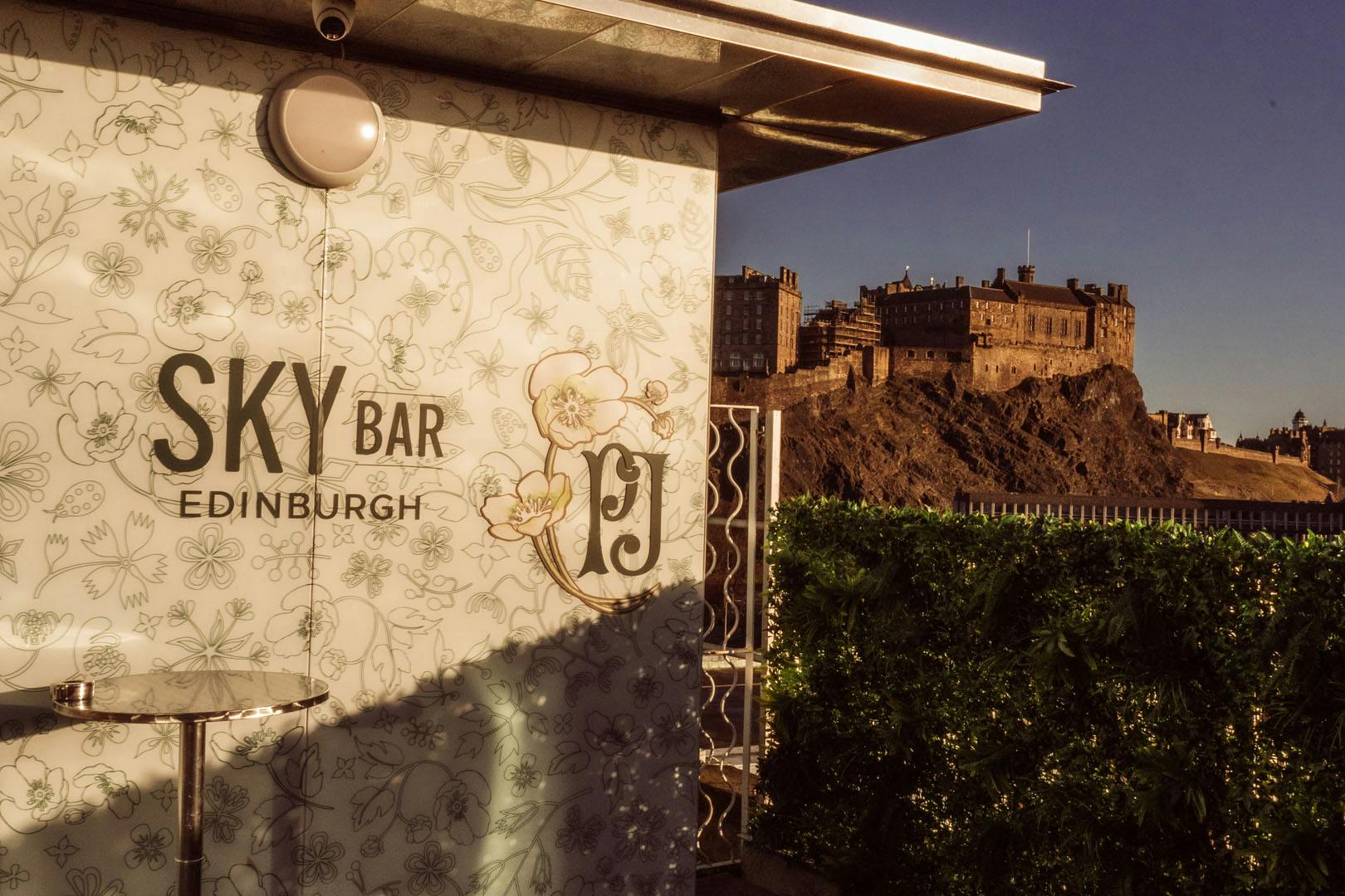 SKYbar DoubleTree by Hilton