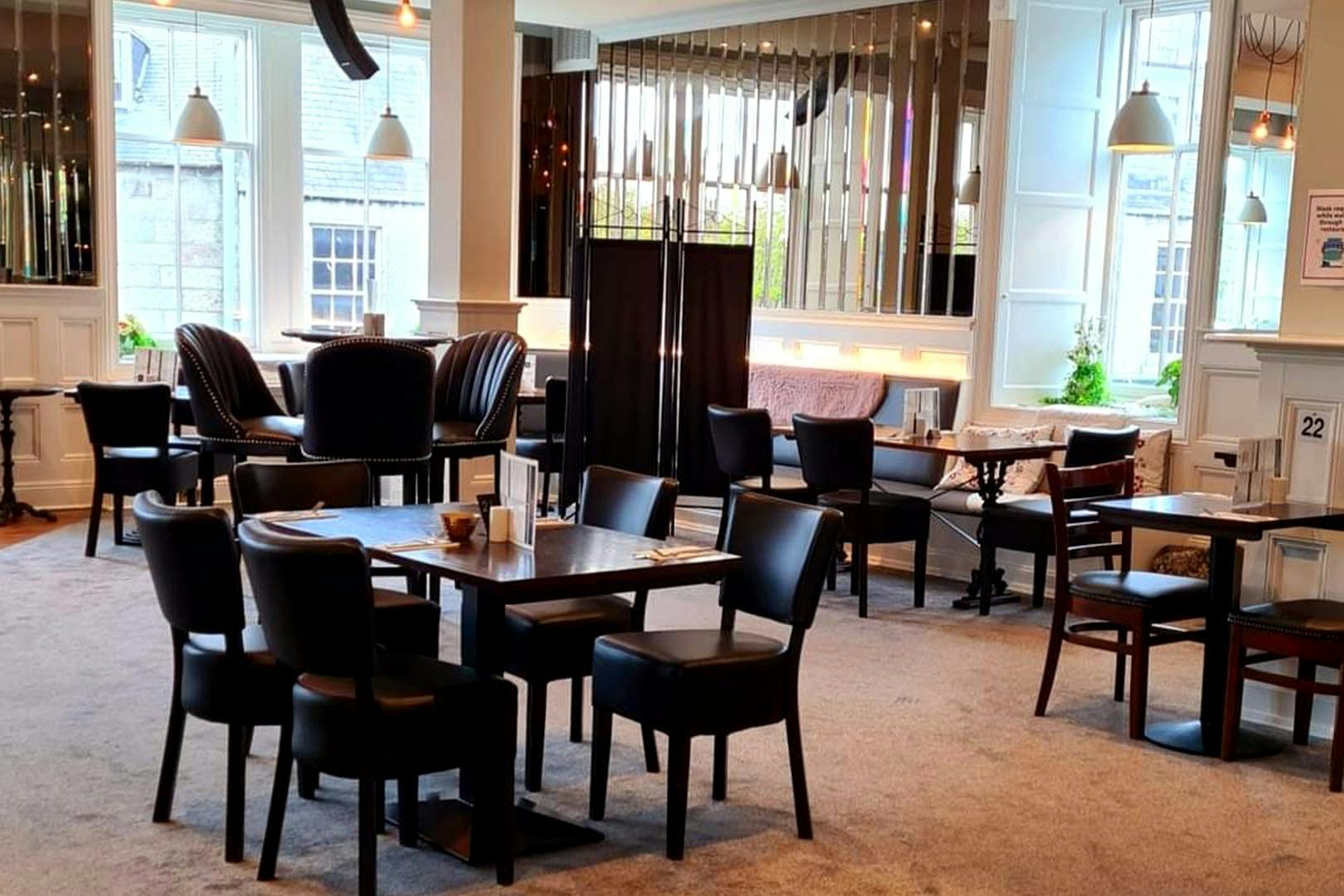 Edward's Bar & Restaurant